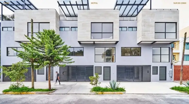 Fachada de las residencias Motul con balcones, pérgola y acceso vehicular