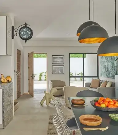 Sala y comedor de Tekax con lámparas colgantes y salida al patio