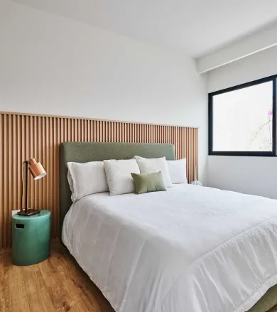 Recámara de Tekax con cabecera de listones de madera