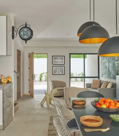 Sala y comedor de Tekax con lámparas colgantes y salida al patio